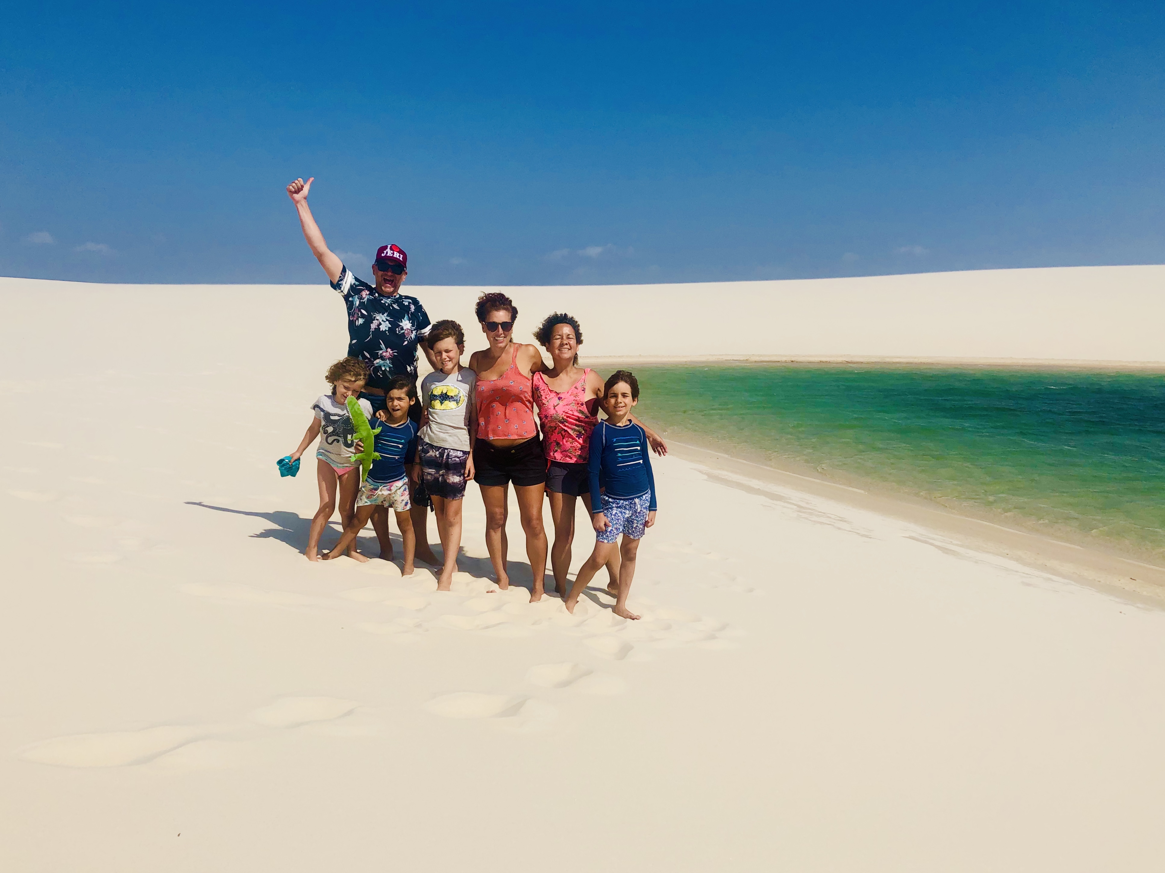 Familia en una lagoa verde de los Lençóis